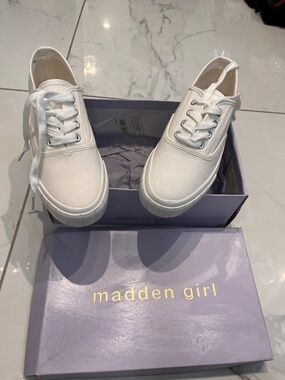 Steve Madden girl white skippies canvas sneakers lace up white rubber soles